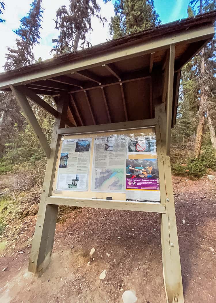 Hiking-Lake-Louise-Lake-Agnes-trailhead