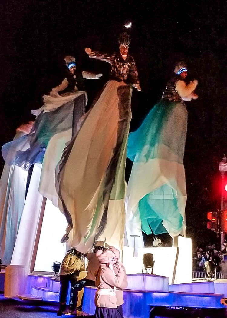 Quebec-Winter-Carnival-Night-Parade