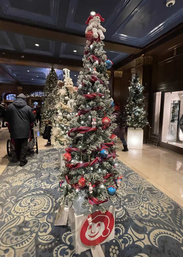 Quebec-Winter-Carnival-Carnaval-tree