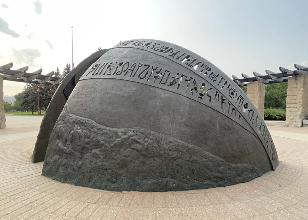 Winnipeg-Forks-National-Historic-Site-back-of-sculpture