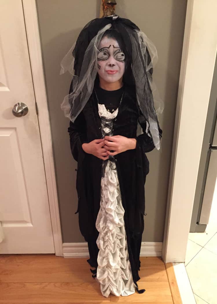 girl in Corpse-Bride-costume