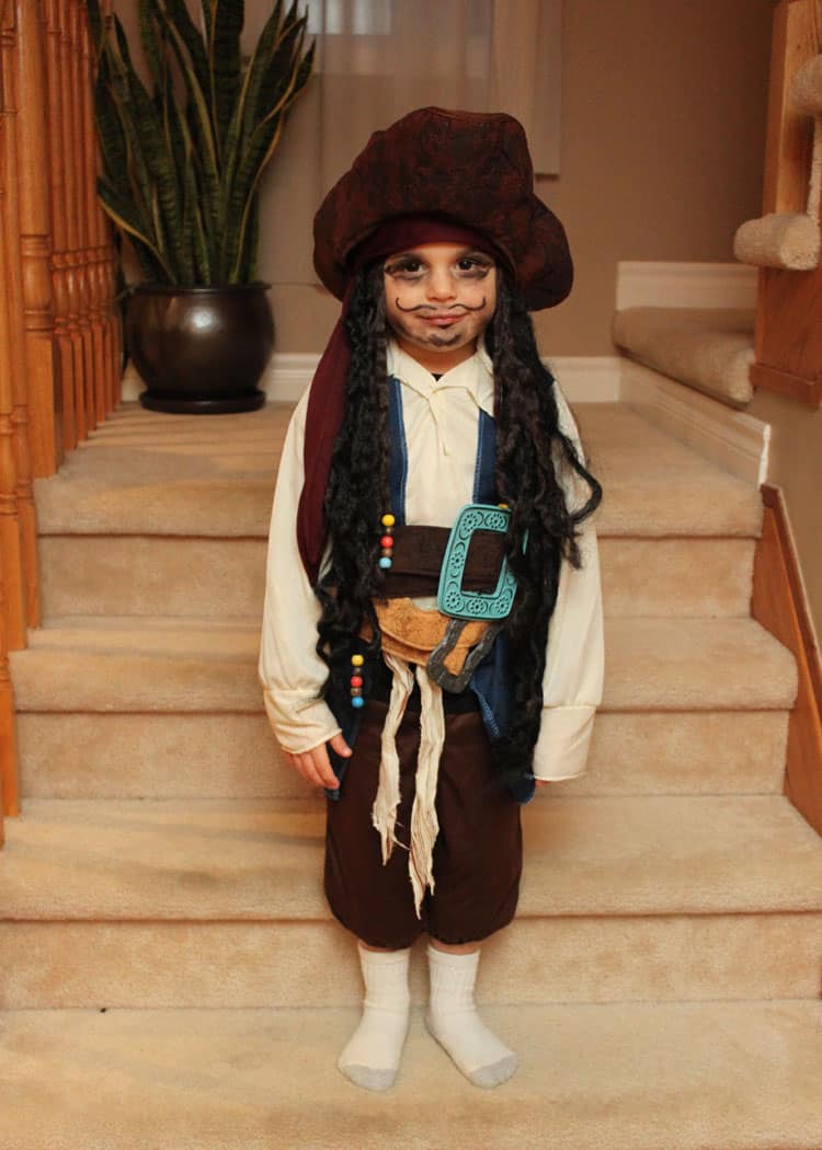 little girl in pirate costume