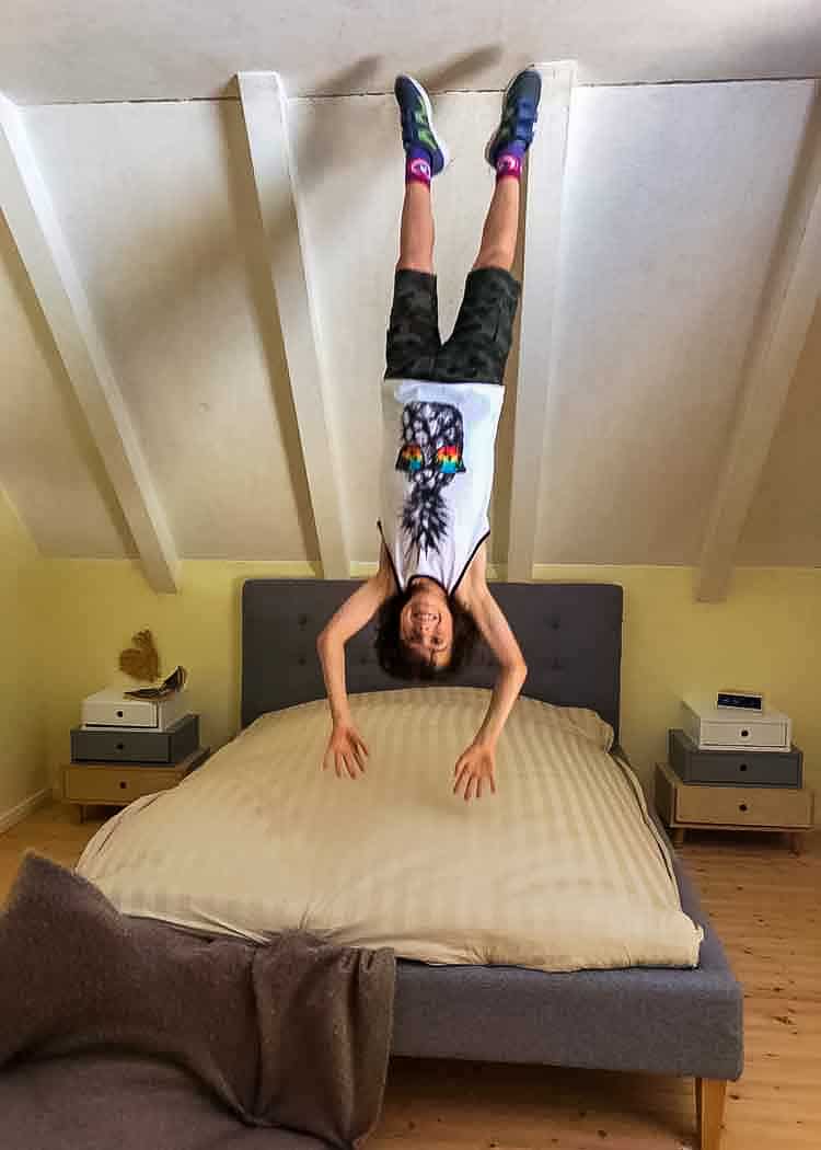 illusion-museum-kid-upside-down-on-bed