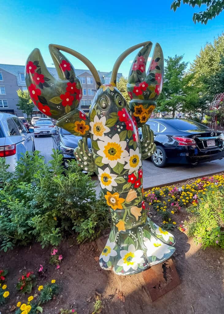 Halifax-Waterfront-lobster-statue