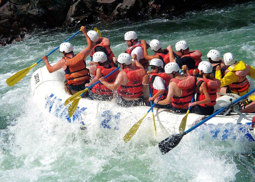 White-Water-Rafting-Jasper-larger-tour-on-the-rapids