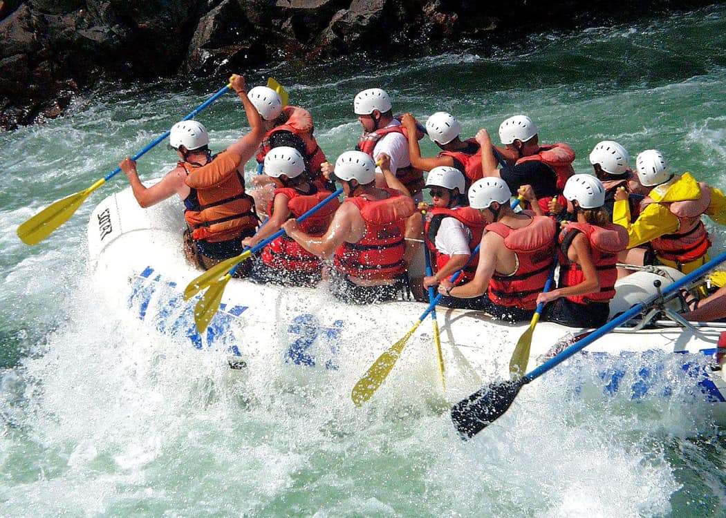 White-Water-Rafting-Jasper-larger-tour-on-the-rapids