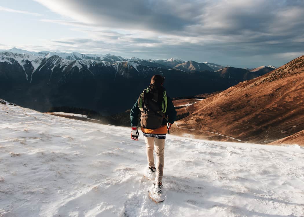 Winter-Helicopter-Tours-in-Jasper-Mountaintop-snowshoeing