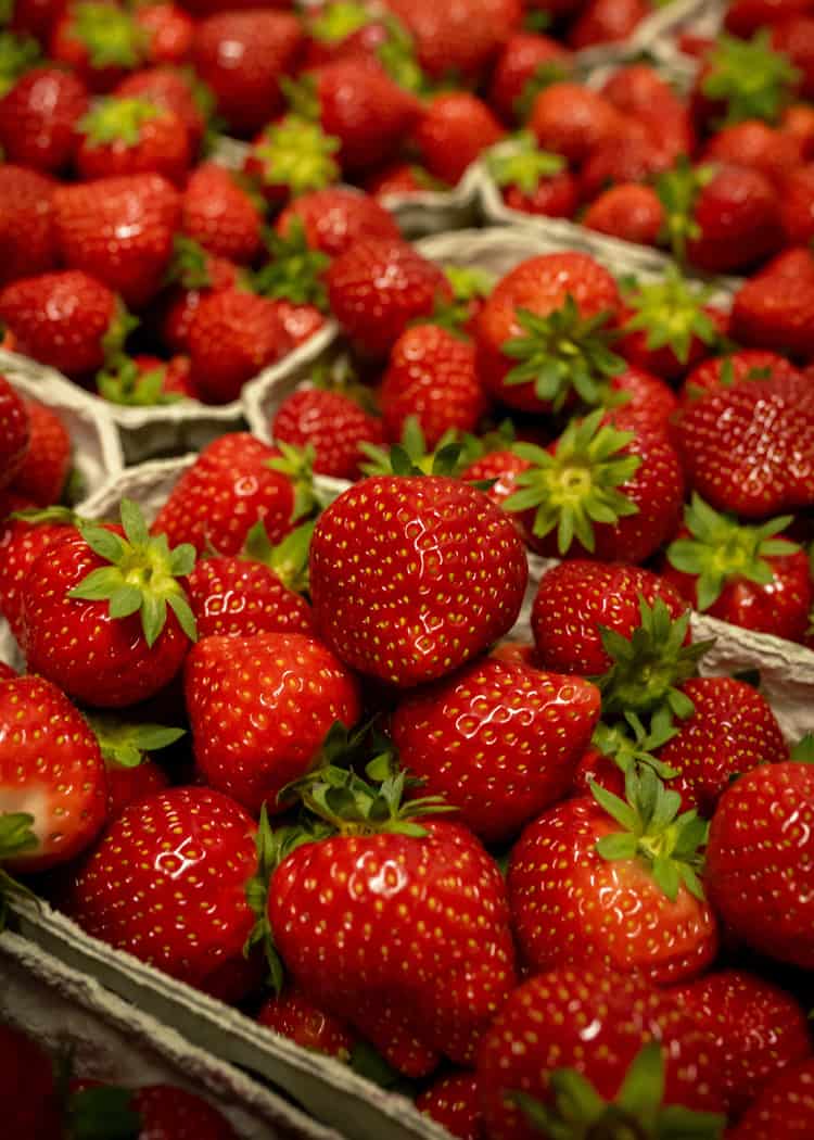 ripe-strawberries-in-containers